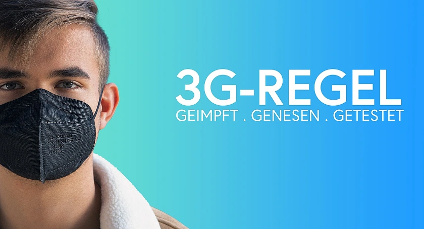 Ein Junge mit einer schwarzen FFP2-Maske. Neben dem Jungen steht 3G-Regelung