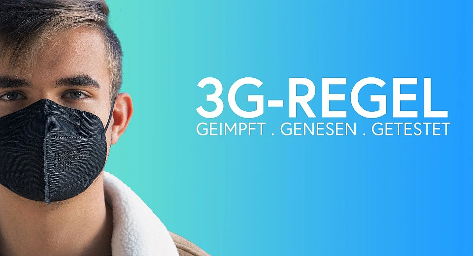 Ein Junge mit einer schwarzen FFP2-Maske. Neben dem Jungen steht 3G-Regelung