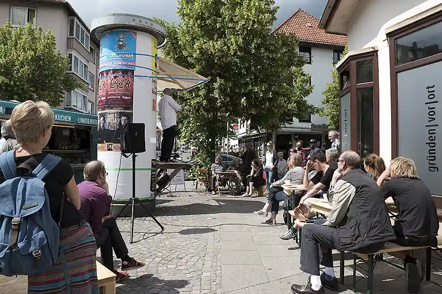 Unterhaltung im Viertel