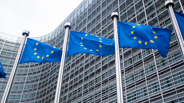 Europaflaggen vor der Europäischen Kommission 