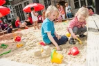 Spielende Kinder in der Sandkiste