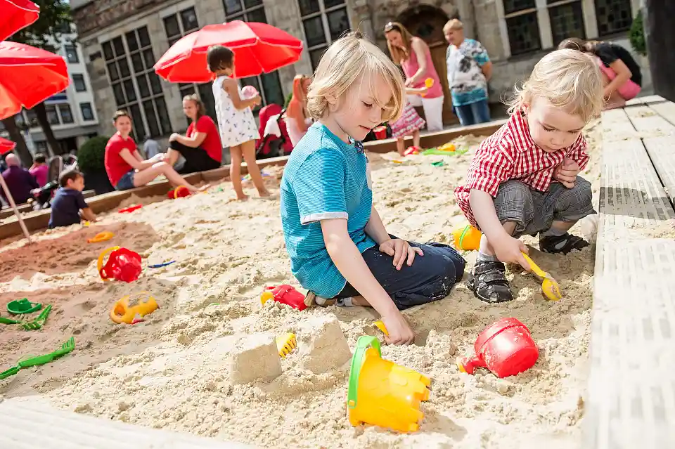 Spielende Kinder in der Sandkiste