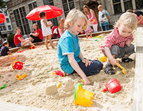 Spielende Kinder in der Sandkiste