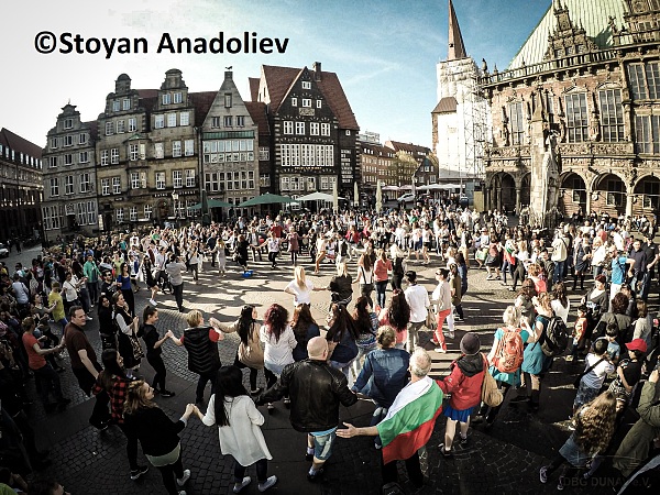 Menschenmasse die auf dem Bremer Marktplatz im Kreis tanzt